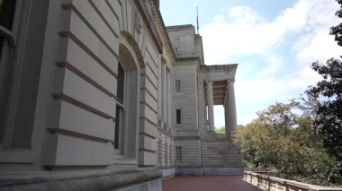 Frankforts Capitol Binası, hükümet ve mevzuattaki tarihi önemini vurgulayarak etkileyici klasik mimari eserlerini sergiliyor.