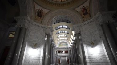 Bu muhteşem iç mekan Frankfort 'taki Kentucky Eyalet Meclisi' nde mermer sütunlar, karmaşık duvar resimleri ve tarihi sanatlarla dolu büyük bir merdiven sergiliyor..