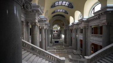 Karmaşık mermer sütunlar ve çarpıcı bir merdiven Frankfort 'taki Kentucky Eyalet Kongre Binası' nın içini tanımlıyor, mimari güzelliğini ve tarihini gözler önüne seriyor..
