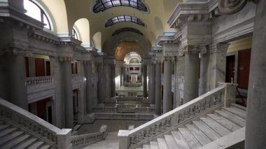 Bu muhteşem iç mekan Frankfort 'taki Kentucky Eyalet Meclisi' nde mermer sütunlar, karmaşık duvar resimleri ve tarihi sanatlarla dolu büyük bir merdiven sergiliyor..