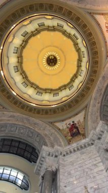 Kentucky State Capitol 'deki kubbenin karmaşık tasarımı Frankfort' ta eşsiz bir perspektiften güzel mimari ve sanat eserleri sergiliyor..