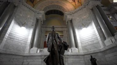 Abraham Lincoln 'ün heykeli Frankfort' taki Kentucky Eyalet Meclisi 'nde belirgin bir şekilde duruyor. Olağanüstü bir zanaat ve tarihi önem taşıyor..