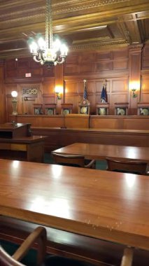 Tahta panelli duvarların dikey videosu Kentucky Yüksek Mahkemesi 'nin içini vurguluyor ve Frankfort' taki mahkeme işlemleri için zarif tasarımı ve oturma düzenini gözler önüne seriyor..