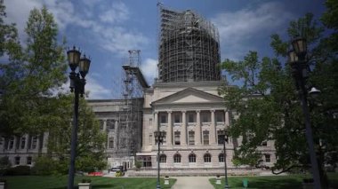 Frankfort 'taki Kentucky Eyalet Meclisi tadilattan geçiyor. Kubbe çevresinde iskeleler görülüyor..