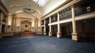 Frankfort 'taki Kentucky Eyalet Meclis Odası' nın içinde klasik sütunlar ve büyük bir tavan içeren geniş bir odaya sahip zarif bir mimari sergileniyor..