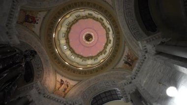 Kentucky State Capitol 'deki kubbenin karmaşık tasarımı Frankfort' ta eşsiz bir perspektiften güzel mimari ve sanat eserleri sergiliyor..