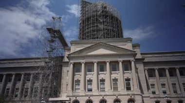 Frankfort 'taki Kentucky Capitol binası yenileniyor, dış iskelesi restorasyon çalışmalarını kolaylaştırmak ve yapısını korumak için kurulmuş..