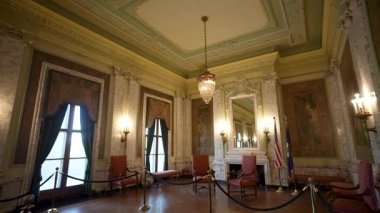 Frankfort 'taki Kentucky Capitol binasında zarif avizeler, zengin ahşap aksanlar ve hükümet tarihini yansıtan dekoratif duvar sanatı ile süslü bir iç mekan bulunuyor..