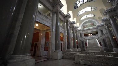 Karmaşık mermer sütunlar ve çarpıcı bir merdiven Frankfort 'taki Kentucky Eyalet Kongre Binası' nın içini tanımlıyor, mimari güzelliğini ve tarihini gözler önüne seriyor..
