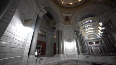 Ziyaretçiler, Frankfort 'taki Kentucky State Capitol binalarının çarpıcı mimarisi ve karmaşık ayrıntılarına hayran kaldılar..