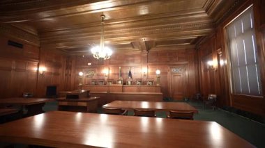 Kentucky Eyalet Meclisi 'ndeki Anayasa Mahkemesi odasının içinde zarif ahşap işçiliği ve yasal işlemlere yardımcı tarihi bir ortam sergileniyor..