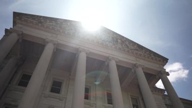 Frankfort, açık bir günde güneşle yıkanan etkileyici Kentucky Eyalet Kongre Binası sütunları ve karmaşık detaylarıyla.