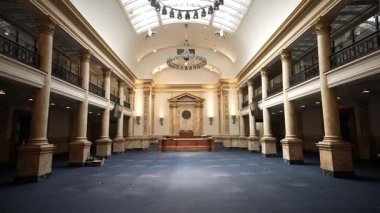 Senato odasının bu büyük bölümünde Frankfort 'taki Kentucky eyalet meclisi binasının dekoratif bir tasarımı sergileniyor..