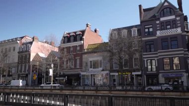 Washington, DC, ABD - 03: 21: 2025 Baharın güzel bir sabahı, Dupont Circle, Washington, DC 'de Connecticut Bulvarı' nı çevreleyen mağazalar ve mağazalar, açık mavi bir gökyüzünün altında.