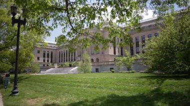 Frankfort 'taki Kentuckys State Capitol Annex' te verimli yeşil çimenler ve güneşli bir günde binayı çevreleyen ağaçlarla etkileyici bir mimari yer alıyor..