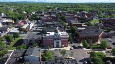 Martinsburg, Batı Virginia 'nın hava perspektifi, yaz boyunca canlı bahar yaprakları ve şehir hayatı ile çevrili tarihi adliye binasını gözler önüne seriyor..