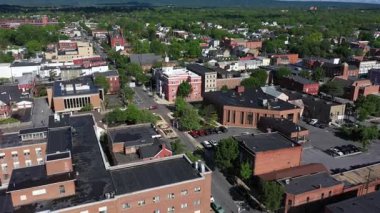 Hava perspektifi, Martinsburg, Batı Virginia 'daki tarihi adliye binasının bahar aylarında canlı yeşillik ve kentsel mimari ile çevrili olduğunu ortaya koyuyor..