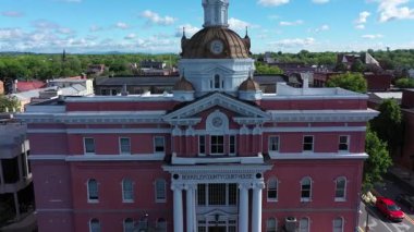 Canlı bir hava perspektifi, Batı Virginia 'nın Martinsburg kentindeki Berkeley Adliyesi' nin mimari güzelliğini sergiliyor..