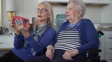 Bir kız, yaşlı annesinin akıllı bir telefonla ailesiyle iletişim kurmasına yardım eder. Değerli anılarını yakalar ve sıcak evlerinde sevgi ve destek sağlar..
