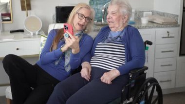 Bir kız ve yaşlı annesi oturma odasında birlikte oturuyorlar. Hafızalarını akıllı bir telefonla paylaşıyorlar. Aşkı ve birlikteliği vurguluyorlar..