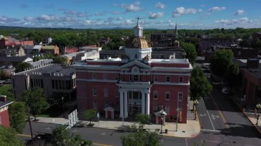 Bu hava manzarası Martinsburg, Batı Virginia 'daki tarihi adliye binasını parlak bir bahar gününde canlı yeşilliklerle çevrili mimarisini gözler önüne seriyor..