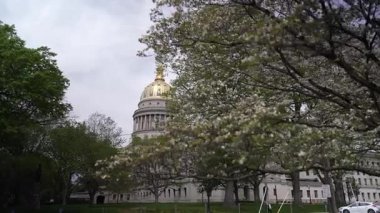 Charleston 'daki Batı Virginia Eyalet Kongresi' ni ziyaret edin, göz kamaştırıcı bir mimari sergileyin ve çiçek açan ağaçlarla çevrili olarak, burayı popüler bir turizm merkezi haline getirin..