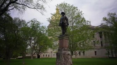 Ziyaretçiler, Charleston 'daki Batı Virginia Eyalet Meclisi' ne hayran kalarak, etkileyici mimarisi ve bereketli yeşillik ve ağaçlarla çevrili önemli bir heykeli ile birlikte.