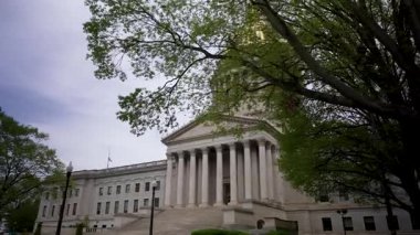 Ziyaretçiler, Batı Virginia Eyalet Meclisi 'nin Charleston' daki etkileyici mimarisine hayran kaldılar. Altın kubbe turistler ve yerliler için önemli bir nokta..