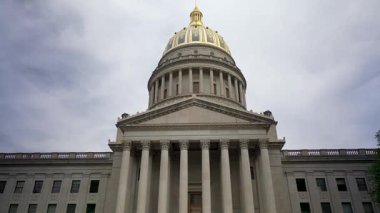 Charleston 'daki Batı Virginia Eyalet Meclisi' ni keşfedin. Büyük sütunlar ve çarpıcı bir kubbe, önemli bir yer ve popüler bir turizm beldesi..