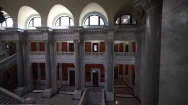 Frankfort, KY, ABD - 04 28 2025: Frankfort 'taki Kentucky Capitol binası zarif avizeler, zengin ahşap aksanlar ve hükümet tarafından yansıtılan dekoratif duvar sanatlarıyla süslü bir iç yapıya sahiptir.