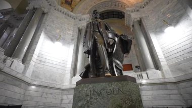 Frankfort, KY, ABD - 04 28 2025: Frankfort 'taki Kentucky Eyalet Meclisi' nin içinde Abraham Lincoln 'ün önemli bir heykeli yer alıyor..