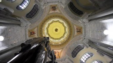 Frankfort, KY, ABD - 04 28 2025: Lincoln heykelinin tabanından bakıldığında, ayrıntılı tavan Frankfort 'taki Kentucky State Capitol' de sanatsal tasarımlar ve zengin renkler içeriyor.