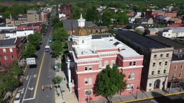Martinsburg, Batı Virginia 'daki adliye binası canlı yeşillik ve tarihi binalarla çevrili mimari güzelliğini sergiliyor ve sezonun özünü yansıtıyor..