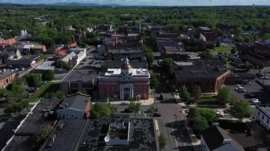 Martinsburg, Batı Virginia 'ya doğru ilerleyen hava kamerası, tarihi adliyesi yemyeşil ve yazın etkin şehir atmosferiyle çevrili..