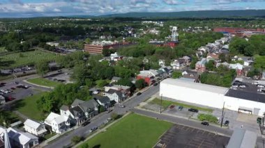 Bereketli yeşillikler ve büyüleyici evler Martinsburg, Batı Virginia 'dan manzarayı dolduruyor, çevreleyen tepelerin arka planıyla baharın canlılığını vurguluyor..