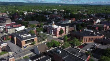 Martinsburg, Batı Virginia 'daki Berkeley Adliyesi' nin hava dönüşlü manzarası Amerika 'nın küçük bir kasabasındaki mimari güzelliğini baharda açık mavi gökyüzüne karşı sergiliyor..