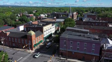 Martinsburg, Batı Virginia 'nın güzel hava perspektifi, canlı yeşillikleri vurguluyor. Bahar ve yaz bereketli manzaralar ve hayat dolu sokak manzaraları getirir..