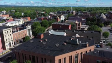 Havadan bakıldığında, Batı Virginia, Martinsburg 'daki Berkeley Adliyesi' nin mimari güzelliğinin yemyeşil ve berrak gökyüzü ile çevrili olduğunu görüyoruz..