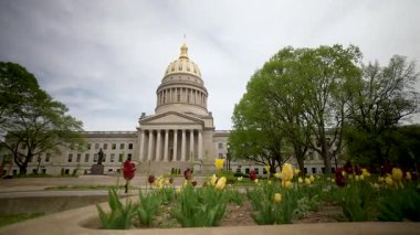 Charleston 'da Batı Virginia Eyalet Meclisi önünde renkli laleler çiçek açıyor. Güneşli bir günde etkileyici bir mimari ve yemyeşil sergileniyor..