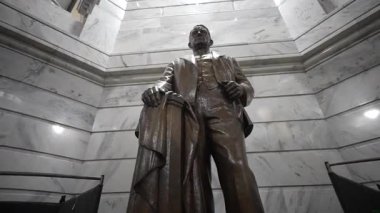 Frankfort, KY, ABD - 04 28 2025: Alben Barkley 'in heykeli Kentucky State Capitol binasında belirgin bir şekilde duruyor, mermer mimarisini ve tarihsel önemini gözler önüne seriyor..