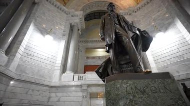 Frankfort, KY, ABD - 04 28 2025: Abraham Lincoln 'ün heykeli Frankfort' taki Kentucky State Capitol 'de göze çarpan bir şekilde duruyor..