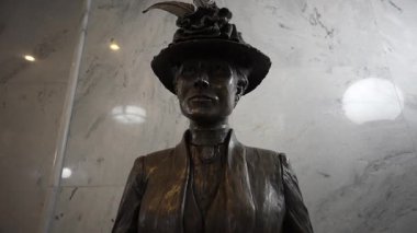 Frankfort, KY, ABD - 04 28 2025: Nettie Depp 'in bronz bir heykeli Kentucky State Capitol binasının içinde gururla duruyor ve Kentucky tarihindeki önemini gözler önüne seriyor..