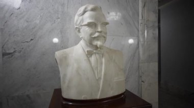 Frankfort, KY, ABD - 04 28 2025: Frankfort 'taki Kentucky State Capitol' de Albay Sanders 'ın mermer büstü, eyaletlerin siyasi tarih ve kültürünü gözler önüne seriyor..