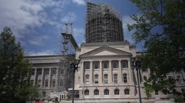 Frankfort 'taki Kentucky Eyalet Meclisi' nde yenileme çalışmaları devam ediyor. Kubbeyi çevreleyen iskele de var. Tarihi bina, hükümet faaliyetleri için bir merkez..