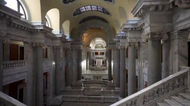 Frankfort, KY, ABD - 04 28 2025: Kentucky State Capitol 'ün çarpıcı iç mimarisi karmaşık bir duvar resmi altında büyük merdiven ve mermer sütunlar sergiliyor. Önemli bir hükümet sitesi.