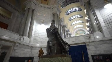 Frankfort, KY, ABD - 04 28 2025: Kentucky State Capitol binasının içi Abraham Lincoln 'ün büyük bronz bir heykelini sergiliyor. Ziyaretçiler etkileyici mimari ve ayrıntılara hayran..