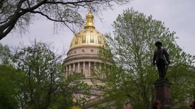 Charleston 'daki göz kamaştırıcı Batı Virginia Eyalet Meclisi' ni keşfedin, altın bir kubbe ve yemyeşil ve ziyaretçiler için mükemmel tarihi bir heykel ile çevrili..