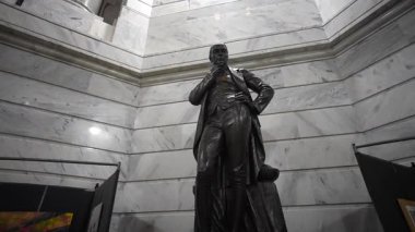 Frankfort, KY, ABD - 04 28 2025: Kentucky tarihinde dikkate değer bir figür olan Ephraim McDowell heykeli Frankfort 'taki Kentucky State Capitol' ün zarif iç kısımlarında sergilenmektedir..