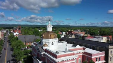 Bu hava görüntüsü, Batı Virginia 'da aydınlık bir yaz gününde, yemyeşil ve binalarla çevrili Martinsburg adliyesini kendine has kubbesiyle yakalıyor..