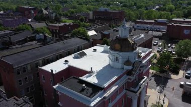 Martinsburg, Batı Virginia 'daki adliye binasının kapalı hava görüntüsü. Çevresi yemyeşil ve yazın etkin bir şehir atmosferiyle çevrili..